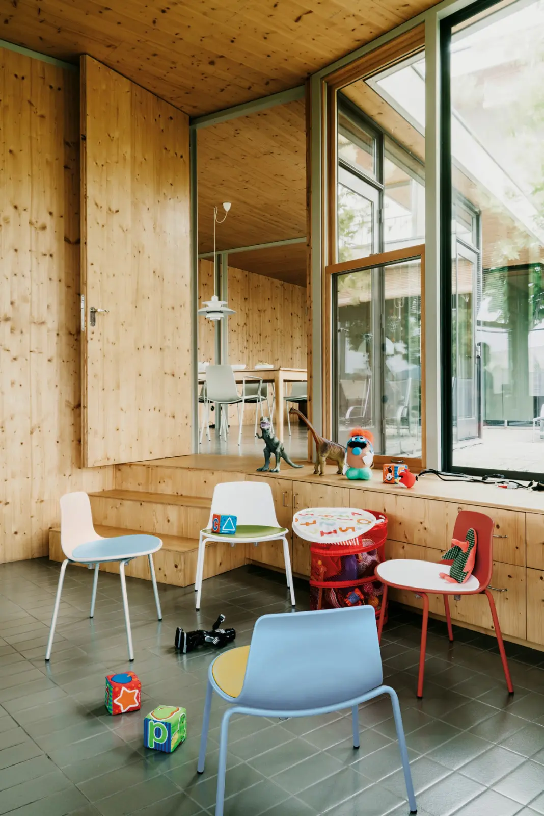 lottus-kids-chairs-enea-design-1-1068×1600