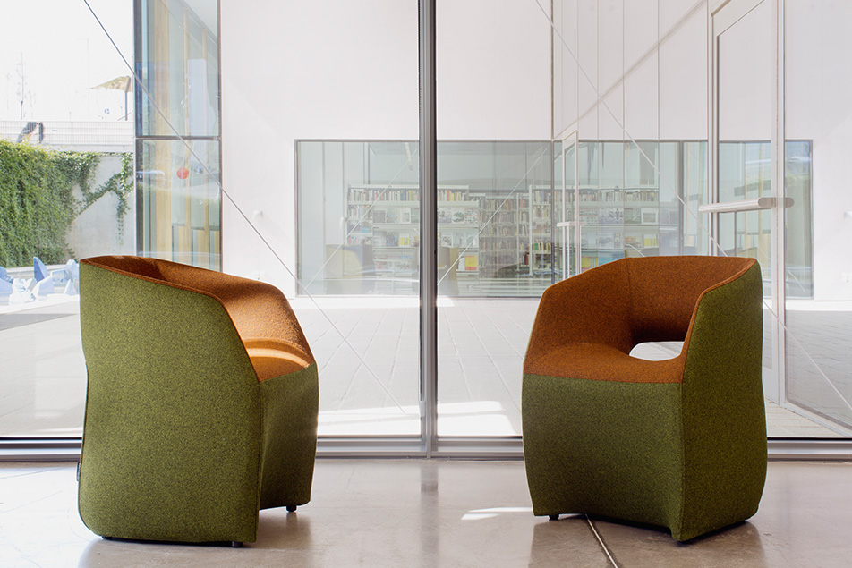 mobles114-om-textil-upholstered-armchairs-martin-azua-loc-tif-n001 (1)