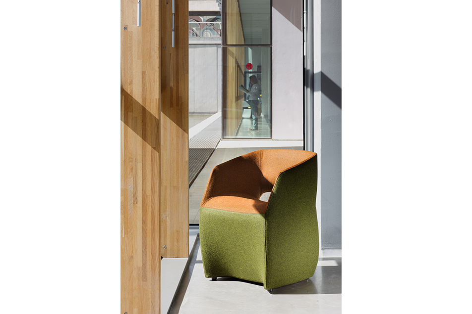 mobles114-om-textil-upholstered-armchairs-martin-azua-loc-tif-n002